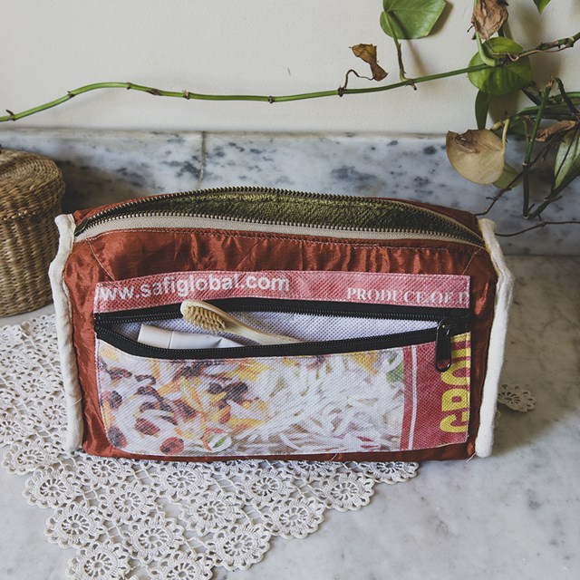 Trousse de toilette éthique en chanvre upcyclée - Hariyo Curry Vue retournée 3