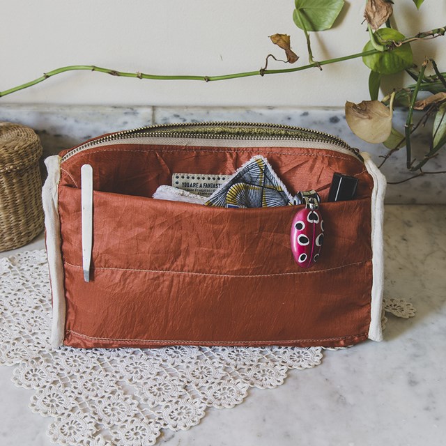Trousse de toilette éthique en chanvre upcyclée - Hariyo Curry Vue retournée 4