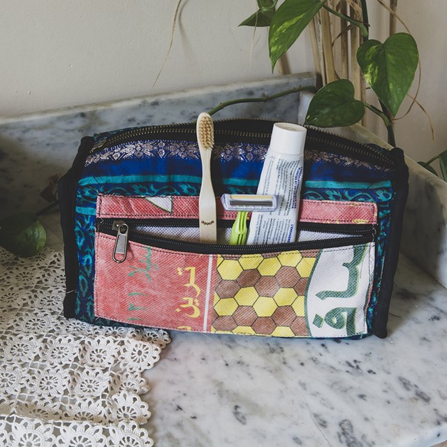 Trousse de toilette éthique en chanvre upcyclée - Hariyo Curry Vue retournée 1