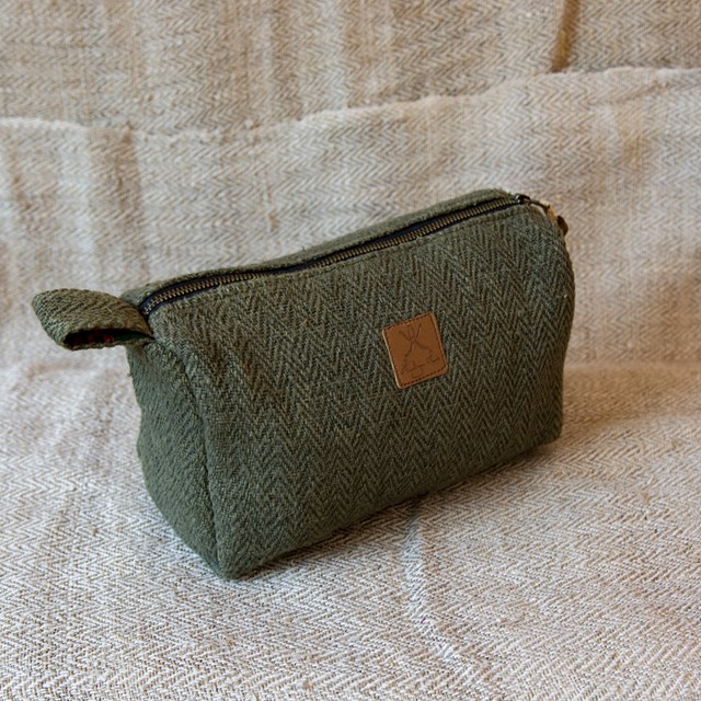 Trousse de toilette éthique en chanvre upcyclée - Hariyo Anis Vue de côté