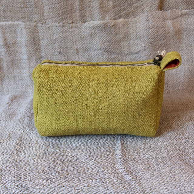 Trousse de toilette éthique en chanvre upcyclée - Hariyo Curry Vue de dos