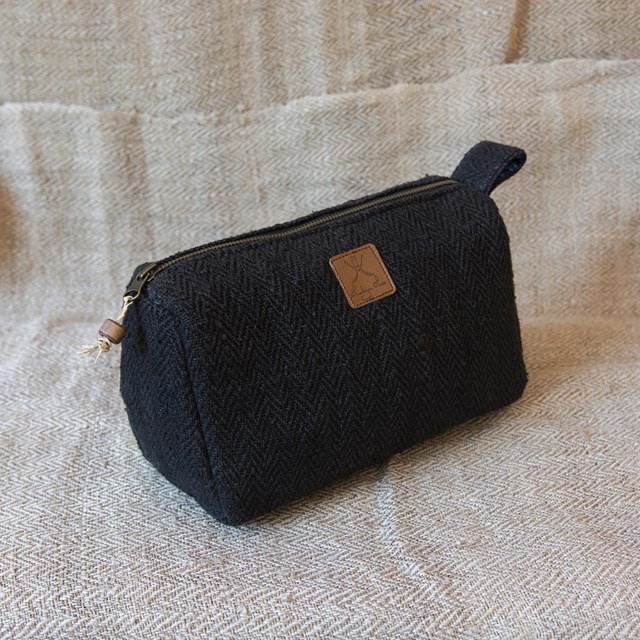 Trousse de toilette éthique en chanvre upcyclée - Hariyo Ébène Vue de côté