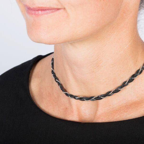 collier fait main près du cou