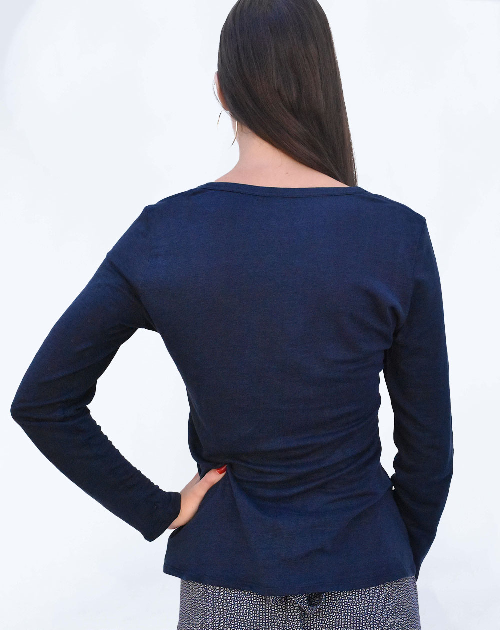 Top Zieza Aatise Col V manches longues coloris marine en Lin Made in France 3