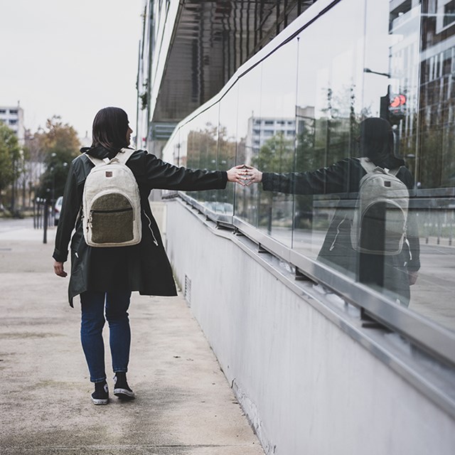 sac à dos écologique en chanvre upcyclé - Ravi Anis- Vue portee