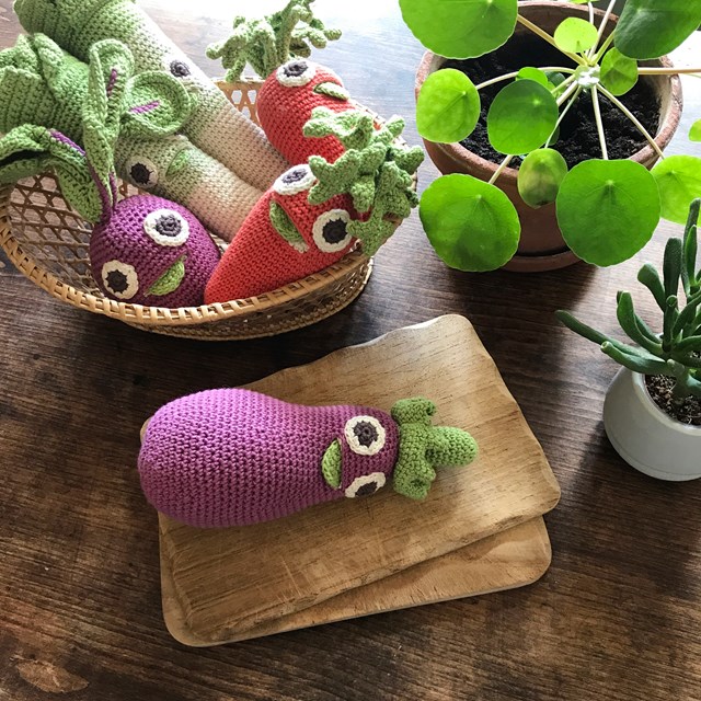 RÉGINE L'AUBERGINE - HOCHET POUR BÉBÉ EN COTON BIO 7
