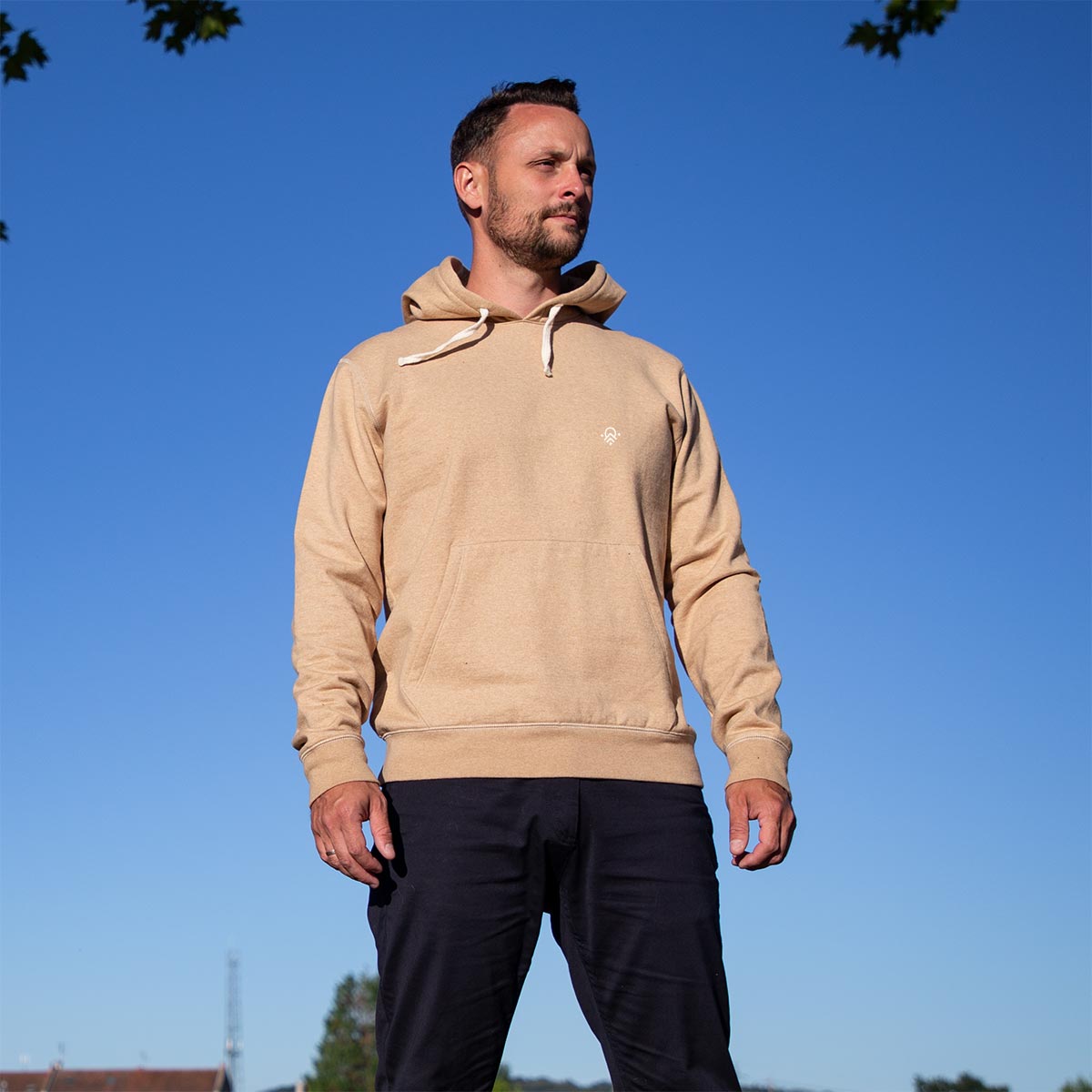 Homme avec son hoodie pitumarka en coton bio non teint