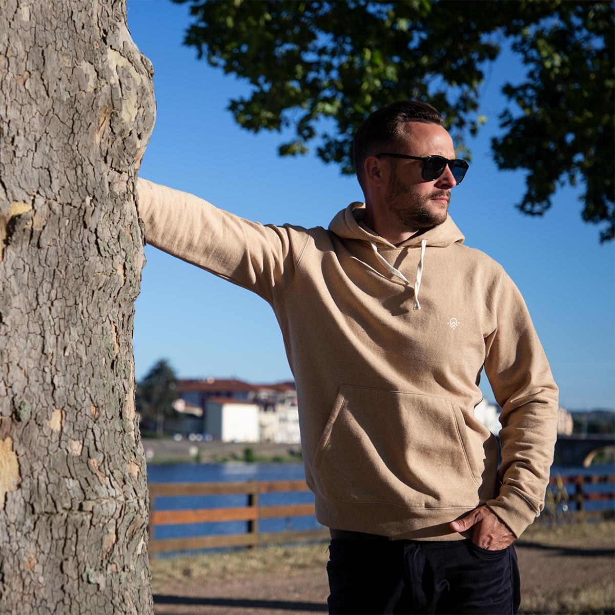 Homme adossé avec son hoodie en coton bio non teint
