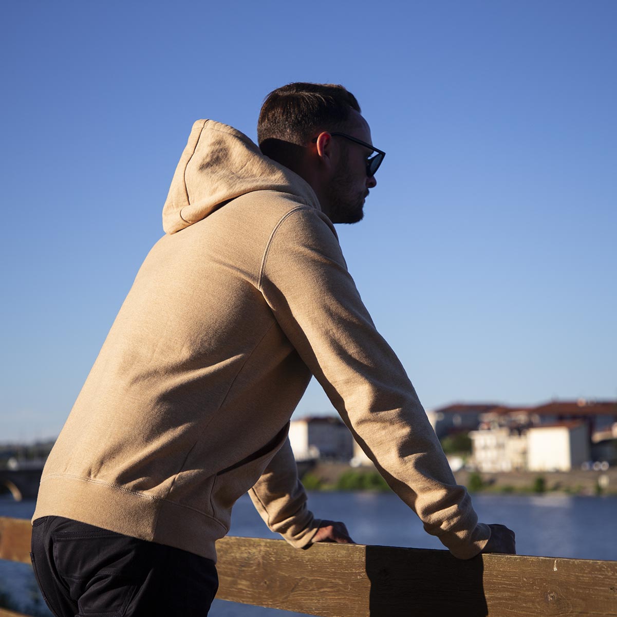 Vue de la capuche du hoodie pitumarka en coton bio non teint