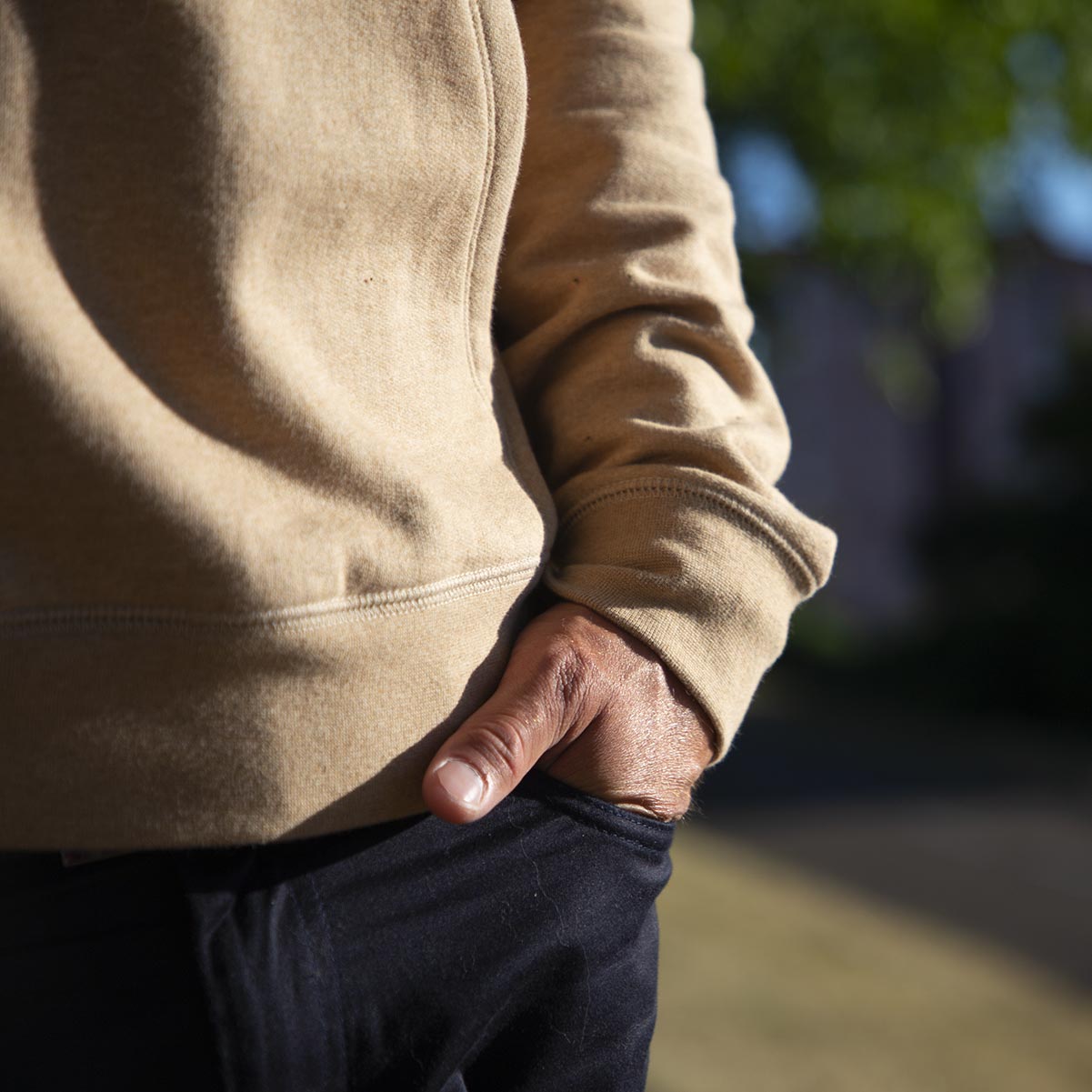 Zoom sur  la poche kangourou du hoodie pitumarka en coton bio non teint