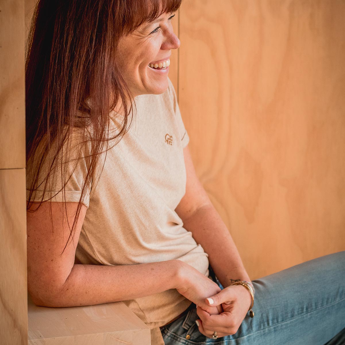 Céline porte son t-shirt Chachani en coton bio non teint