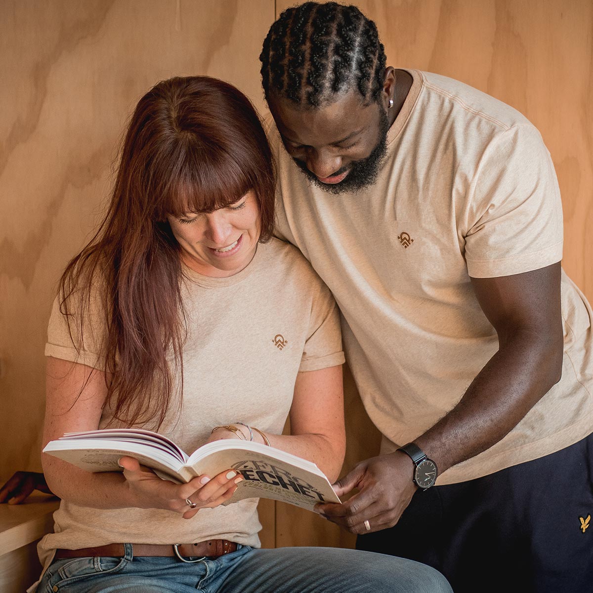 Couple avec leurs t-shirts pitumarka en coton bio non teint
