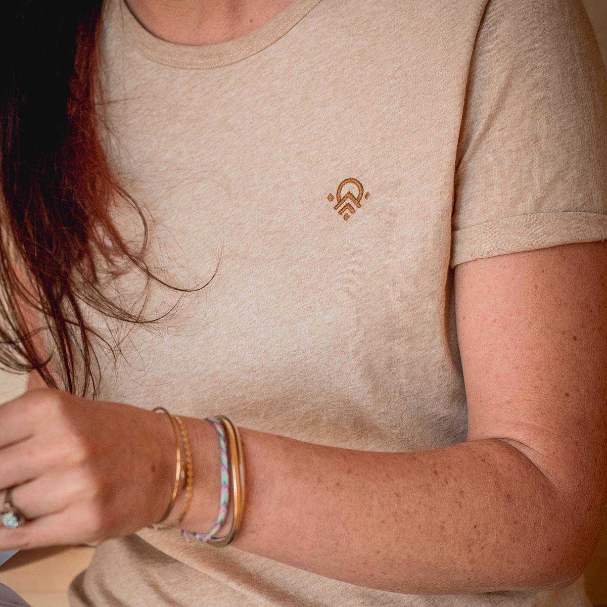 zoom sur la poitrine : le logo Pitumarka et la manche