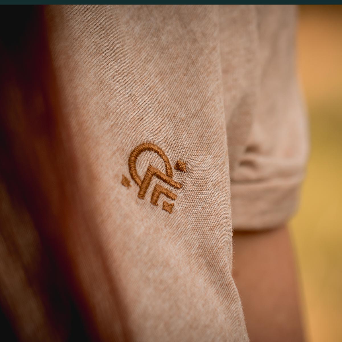 zoom sur le logo pitumarka brodé sur la poitrine