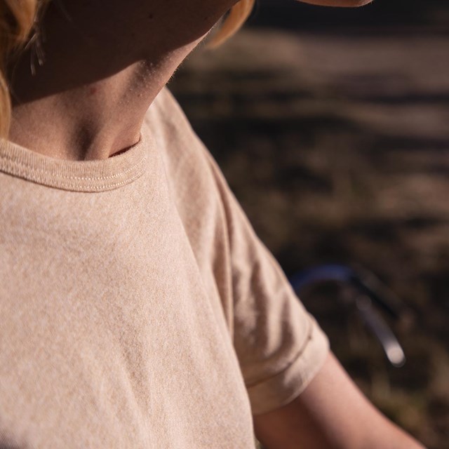 zoom sur le col du t-shirt pitumarka en coton bio non teint