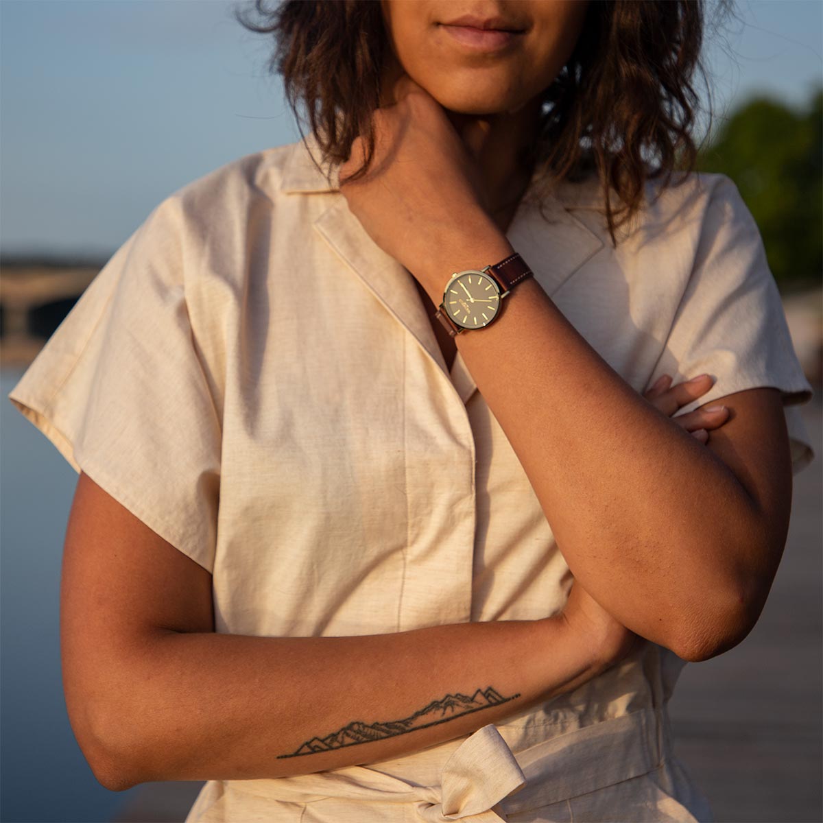 Zoom sur le buste de la combinaison pantalon en coton bio non teint