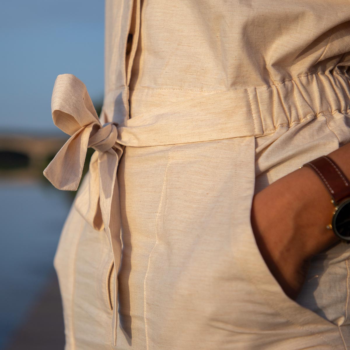 Zoom sur la ceinture de la combinaison pantalon en coton bio non teint