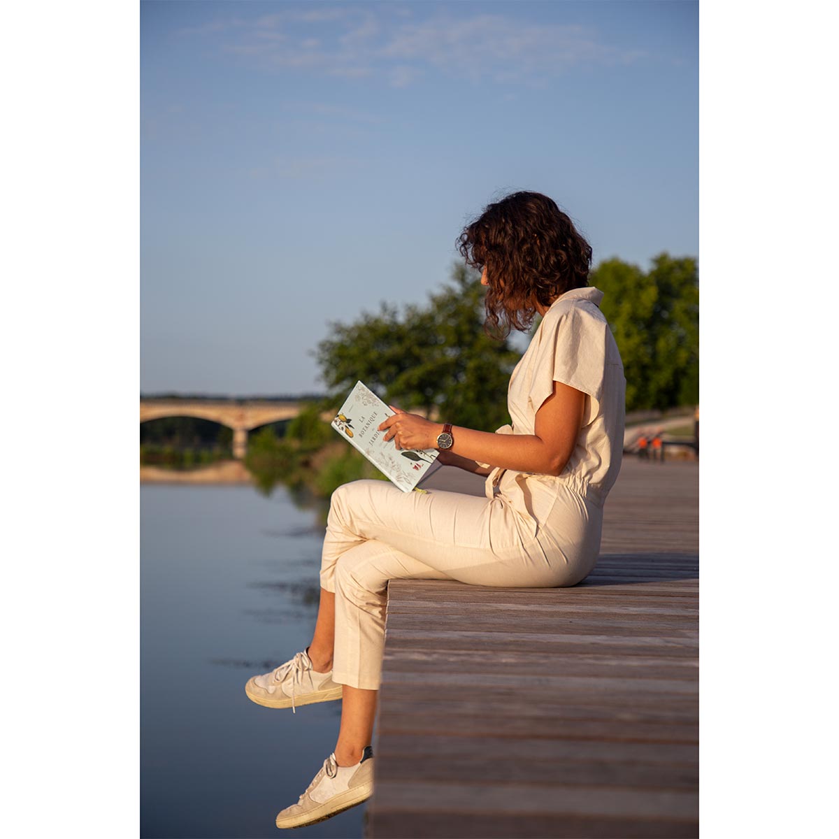 vue de la combinaison pantalon en coton bio non teint de profil