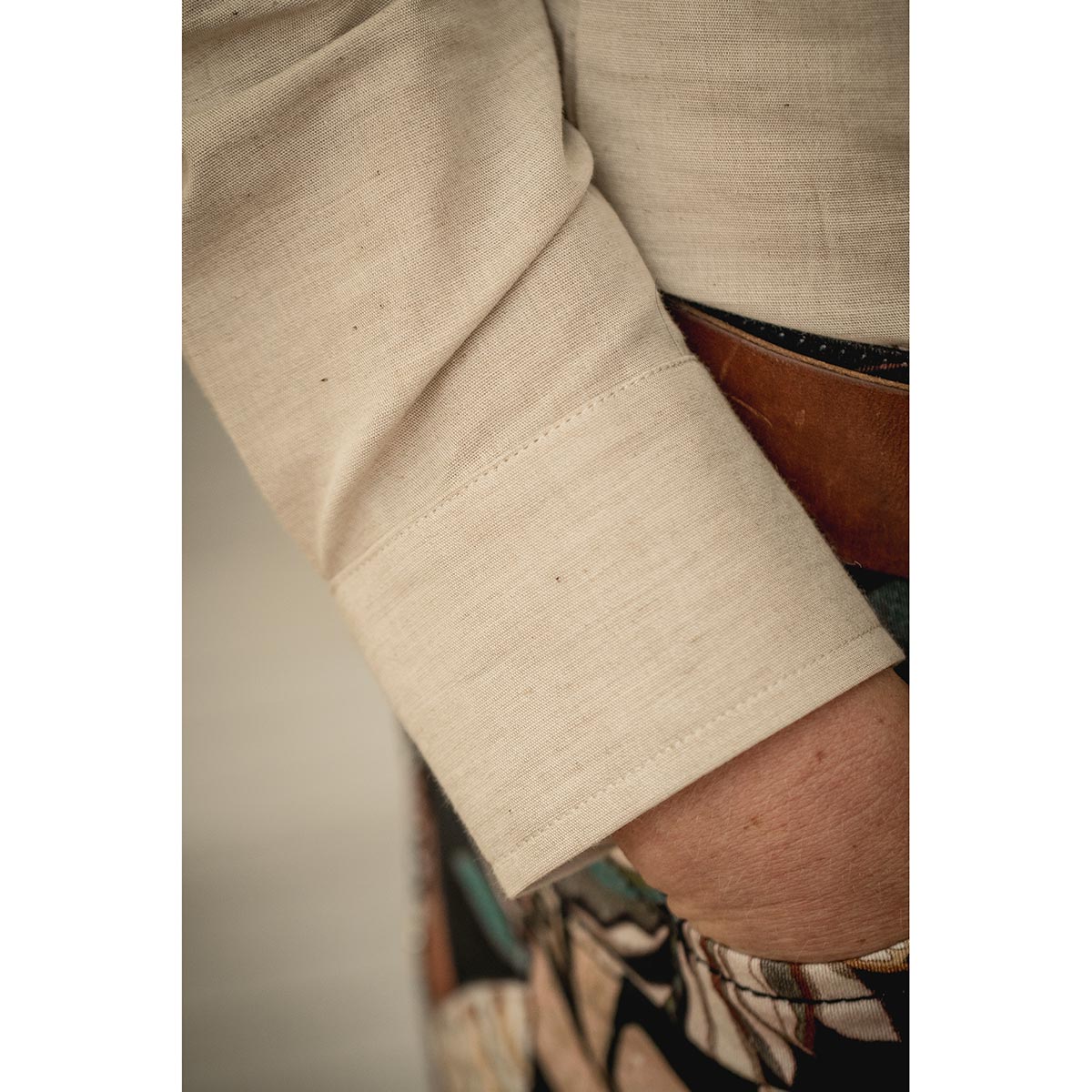 zoom sur la manche de la chemise femme pitumarka en coton bio non teint
