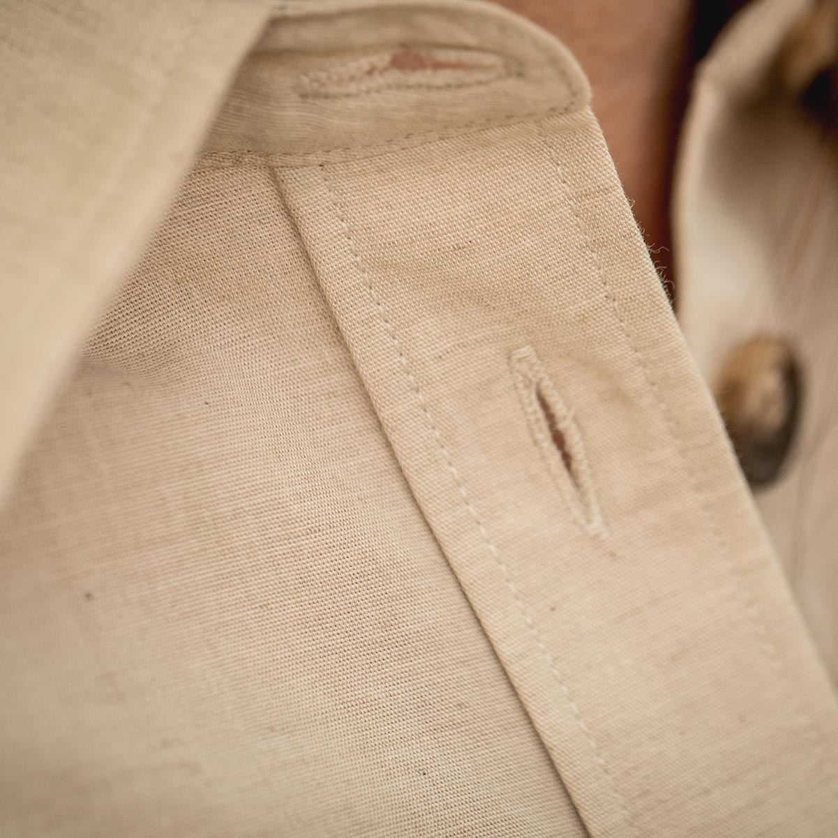 zoom sur le col de la chemise femme pitumarka en coton bio non teint