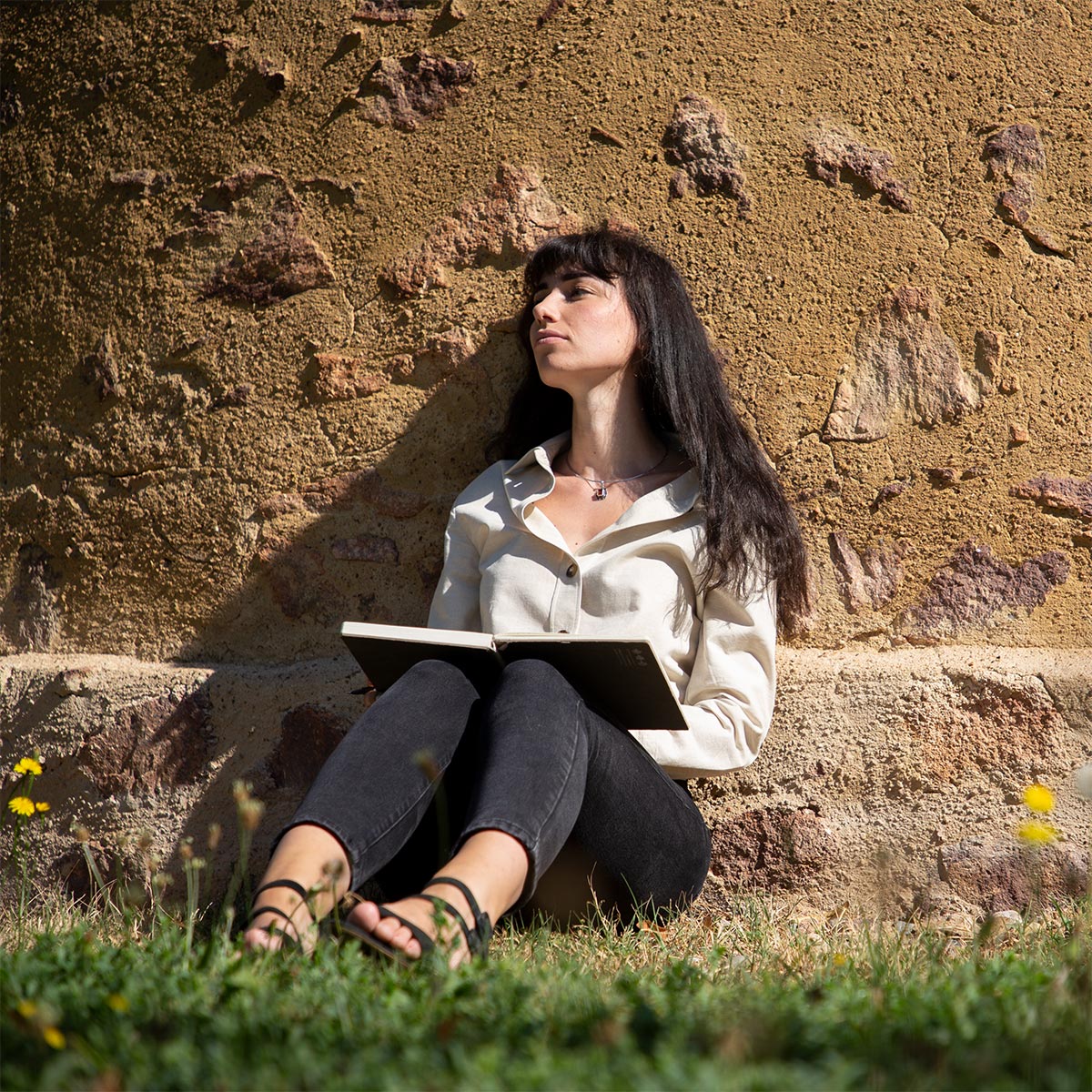 Femme qui écrit avec sa chemise femme pitumarka en coton bio non teint