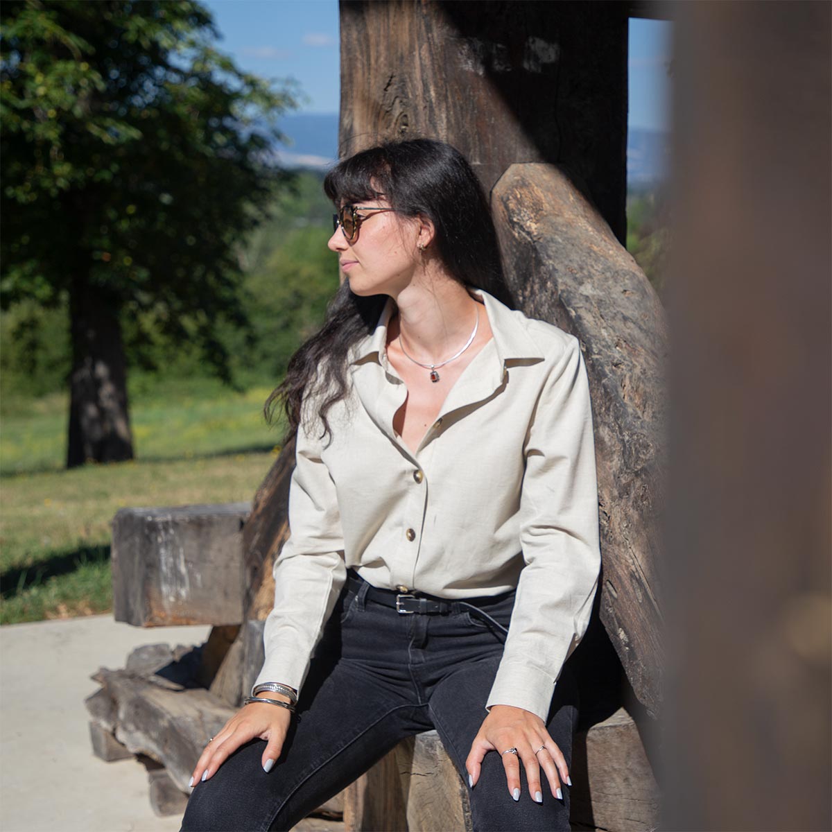 Femme adossée avec sa chemise femme pitumarka en coton bio non teint