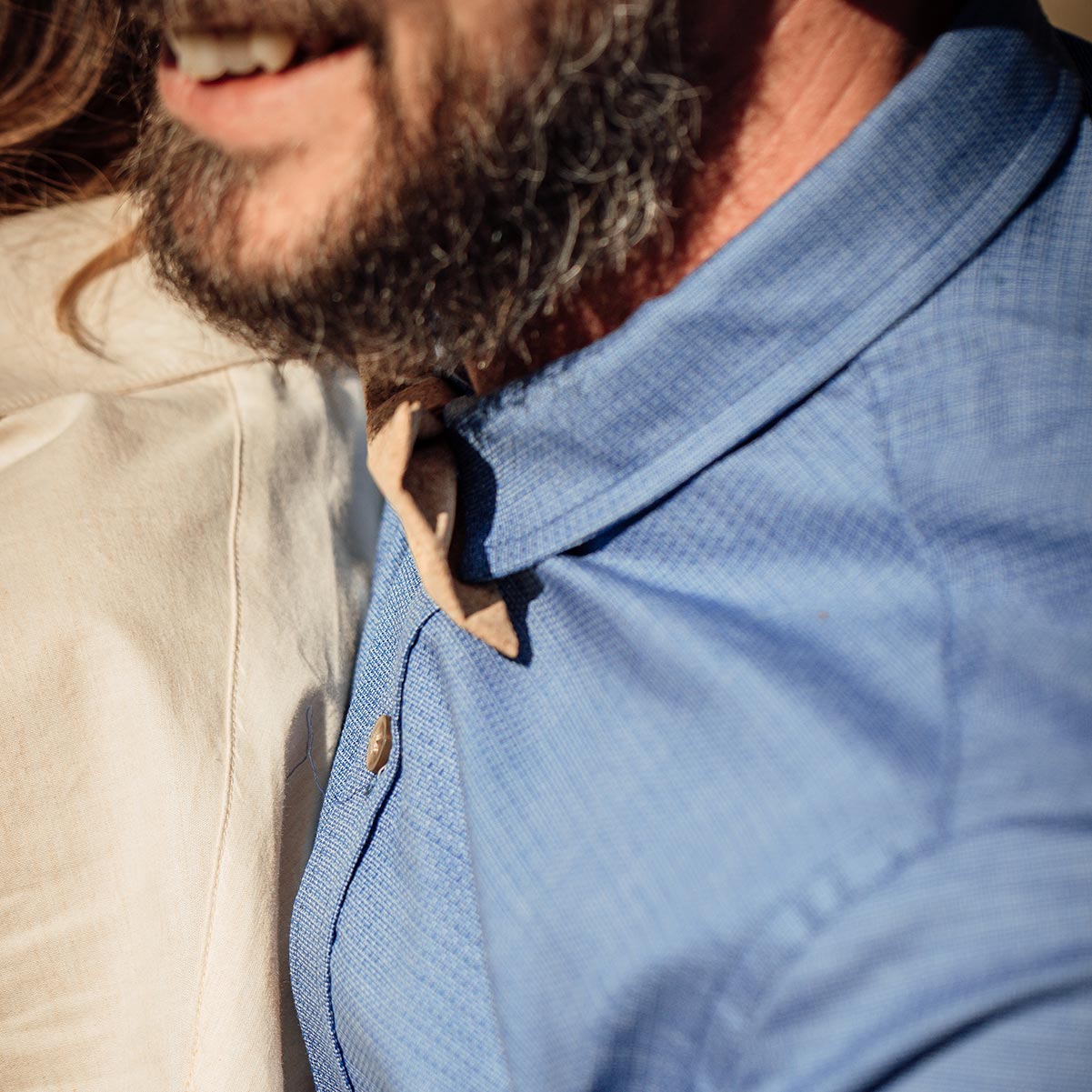 chemise homme pituamarka en coton pima portée ici avec un noeud papillon en bois