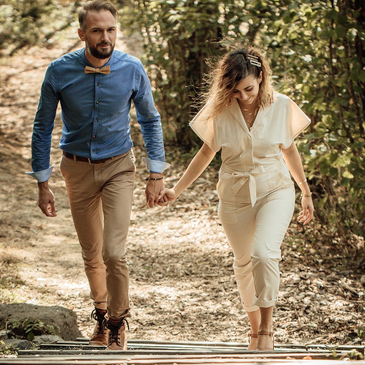 couple avec la chemise homme pituamarka en coton pima et la combinaison pantalon en coton bio