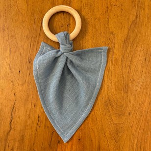 Doudou Denim en coton bio & Anneau de dentition en bois