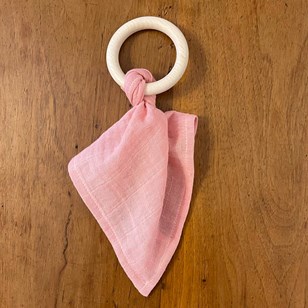 Doudou Cherry Blossom en coton bio & Anneau de dentition en bois