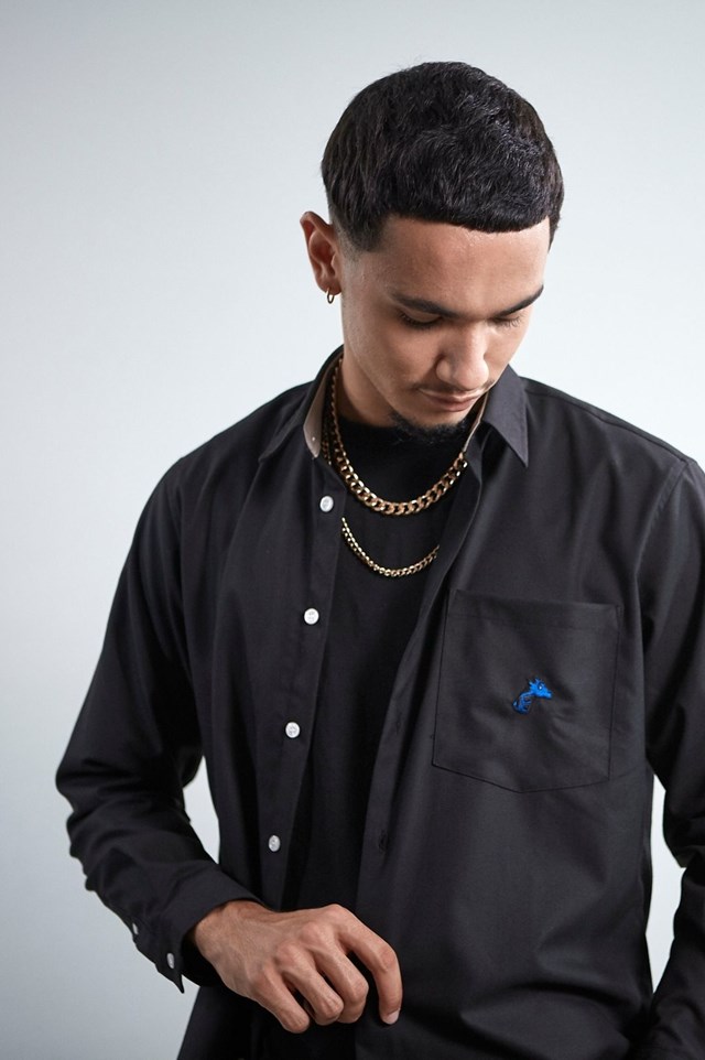 Chemise upcyclée noire - girafon bleu 2