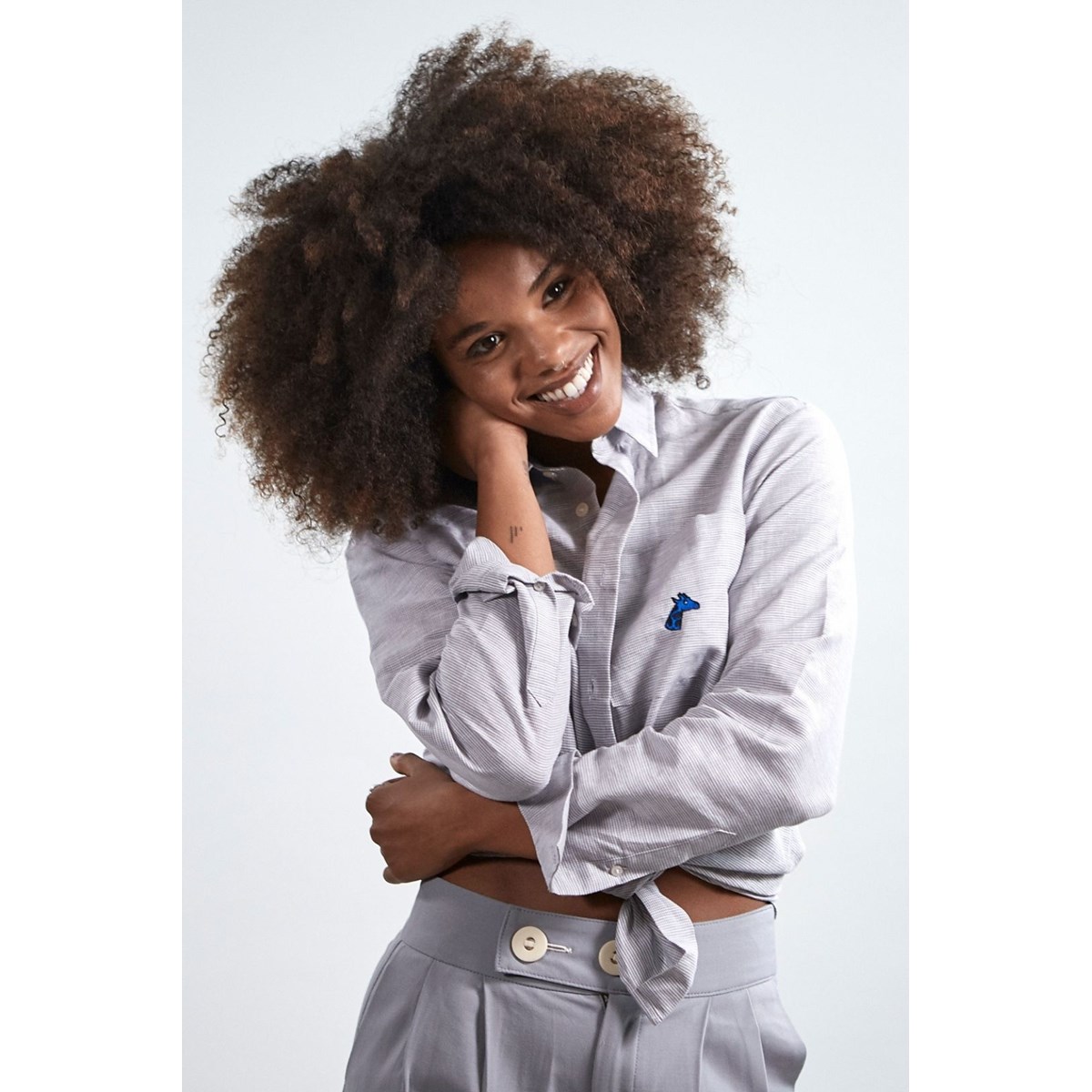 Chemise upcyclée en lin gris et blanc - girafon bleu 7