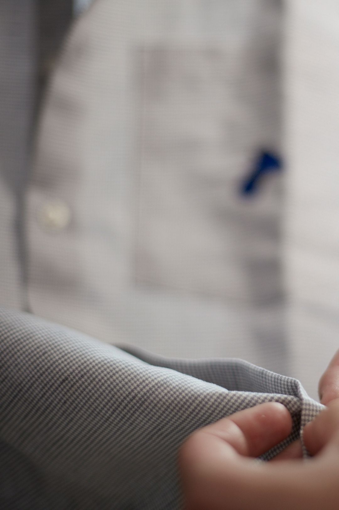 Chemise upcyclée en lin gris et blanc - girafon bleu 3