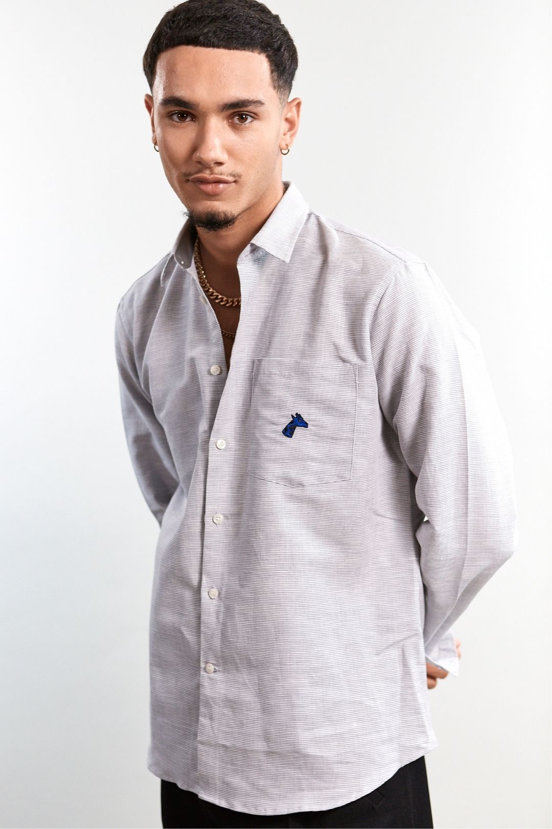Chemise upcyclée en lin gris et blanc - girafon bleu 5