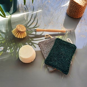 Vaisselle zéro déchet : cake, brosse et éponges