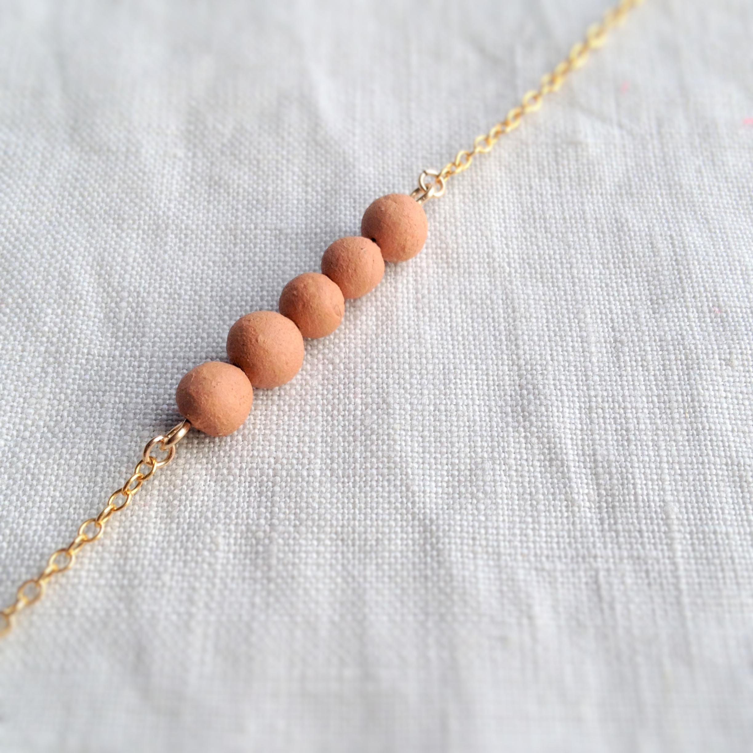 Perles artisanales en argile froide montées sur chaine gold filled 14k