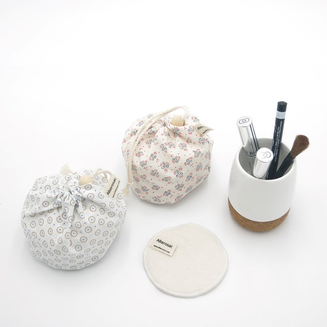 10 cotons démaquillants bio lavables et réutilisables avec distributeur à coton 4