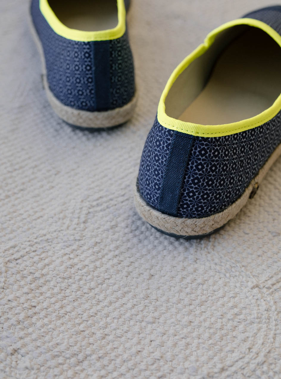 espadrilles recyclées bleu et jaune de dos
