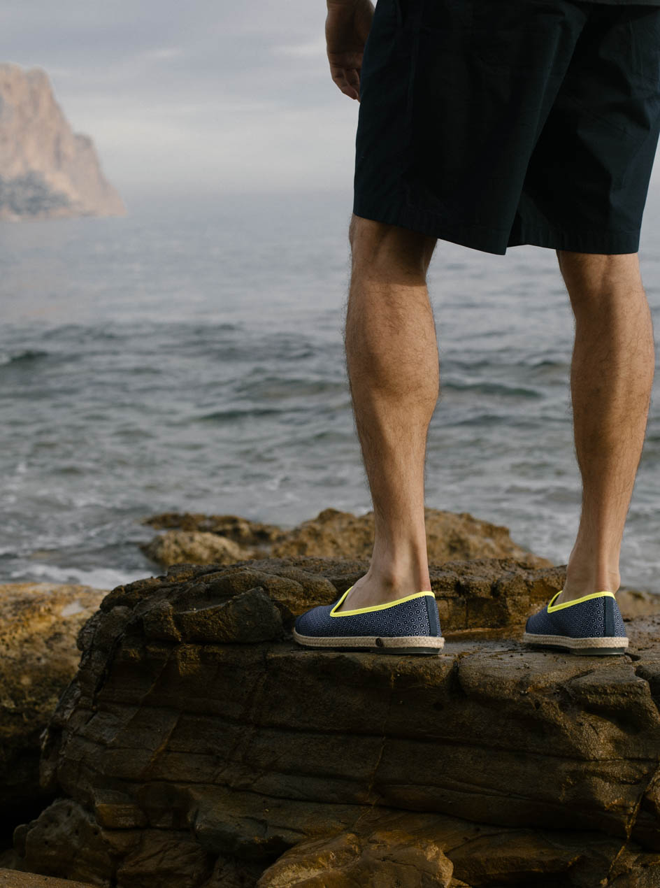 espadrilles recyclées bleu et jaune de dos