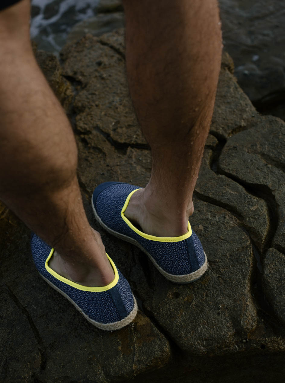 espadrilles recyclées bleu et jaune de dos