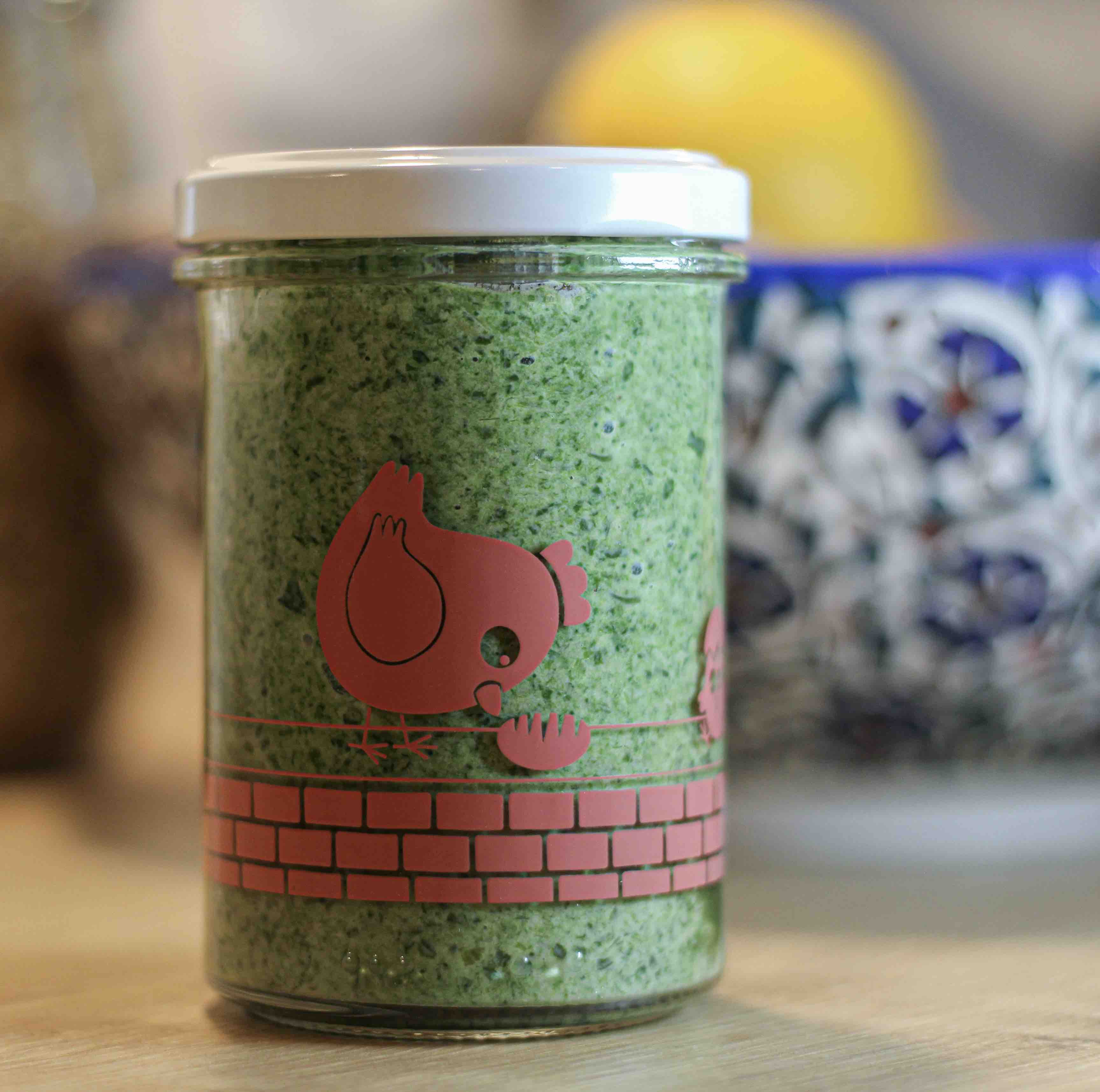 Le Joli Pots Une poule sur un mur