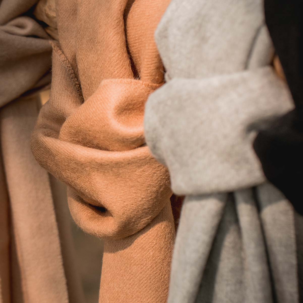 zoom sur la texture de l'écharpe pitumarka en royal alpaga et sa couleur naturelle