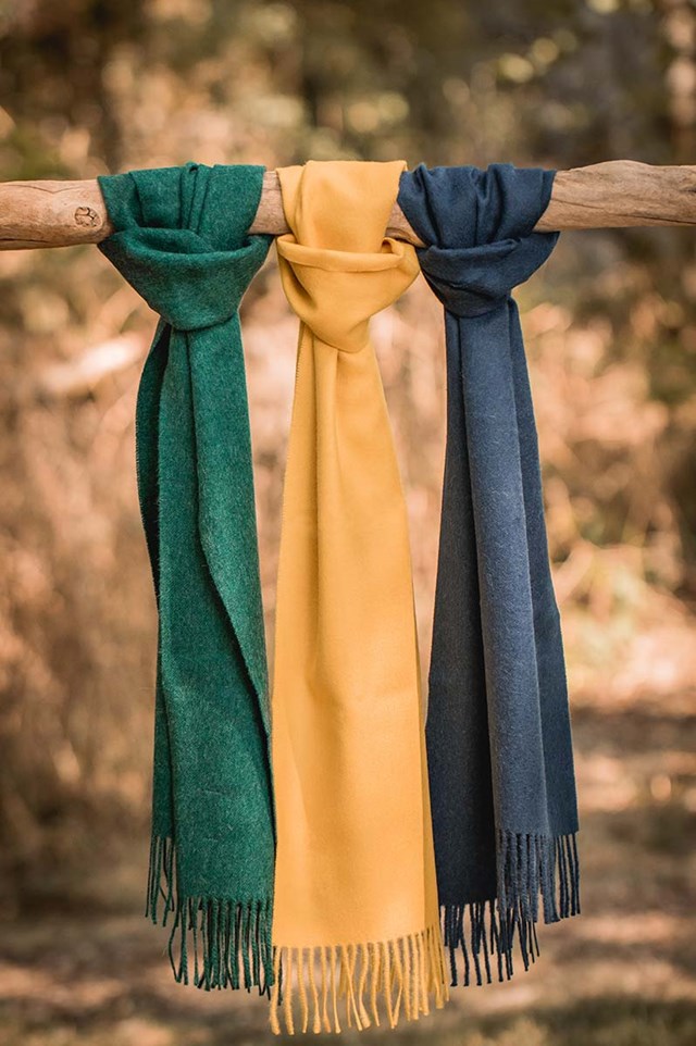 écharpe qenko pitumarka verte jaune et bleue dans la nature - certifiée GOTS et FairTrade