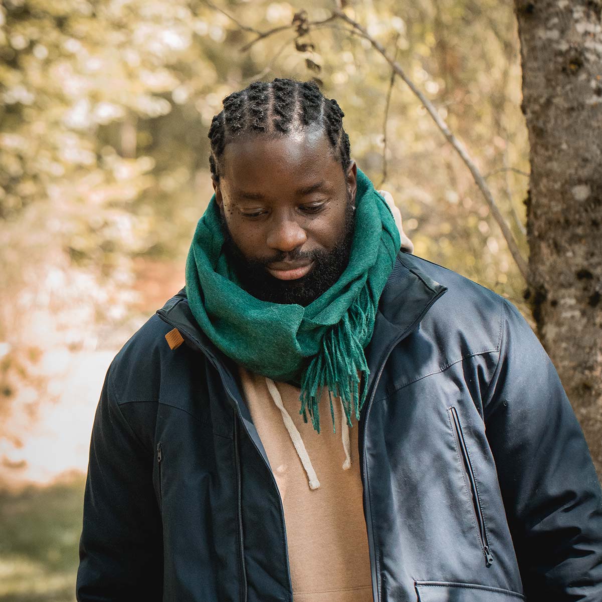 homme portant son écharpe qenko pitumarka verte - certifiée GOTS et FairTrade