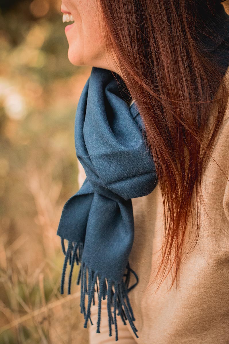 femme portant son écharpe qenko pitumarka bleue - certifiée GOTS et FairTrade