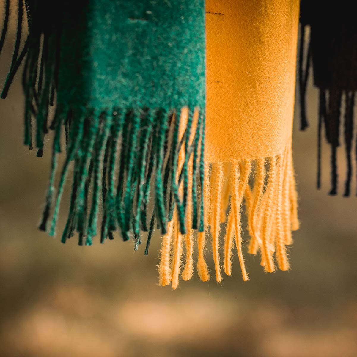 zoom sur les écharpes qenko pitumarka - certifiée GOTS et FairTrade