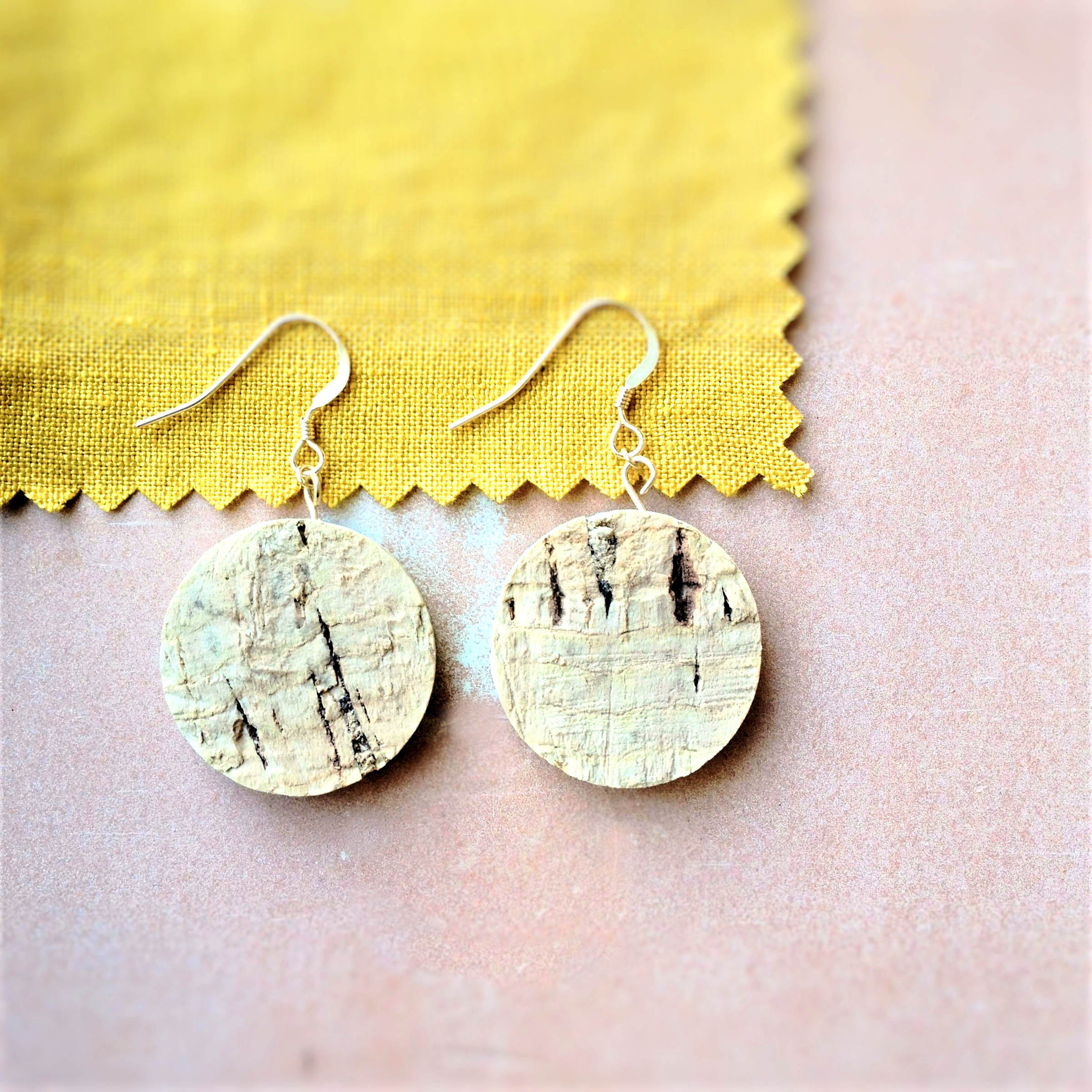 Boucles d'oreile artisanales en liège et gold filled recyclés