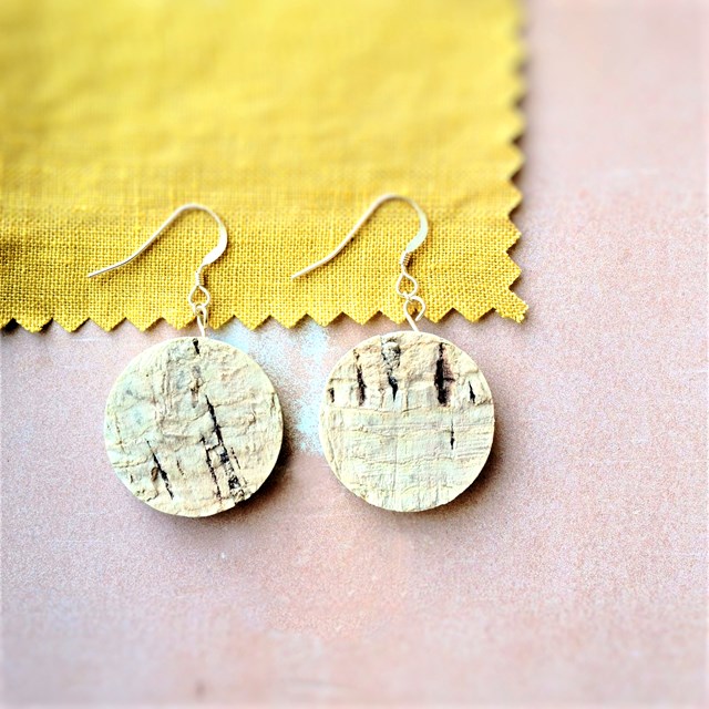 Boucles d'oreile artisanales en liège et gold filled recyclés