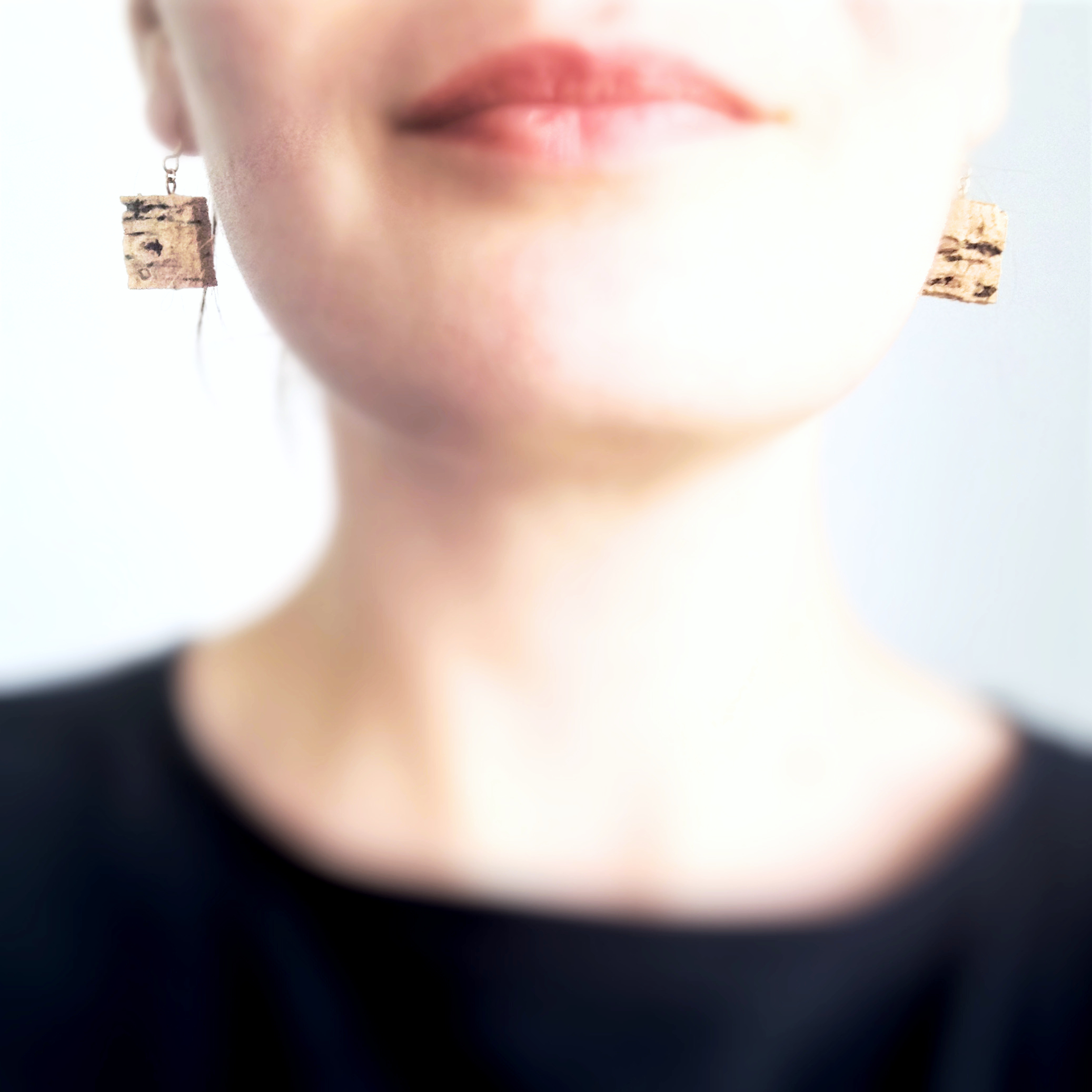Boucles d'oreille portées de forme carré et réalisées en liège