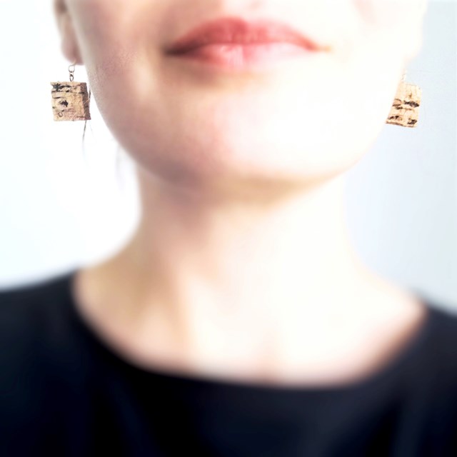 Boucles d'oreille portées de forme carré et réalisées en liège